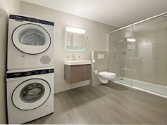 Salle de douche avec colonne de lavage