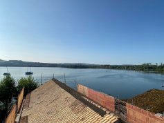 Vue panoramique sur le lac